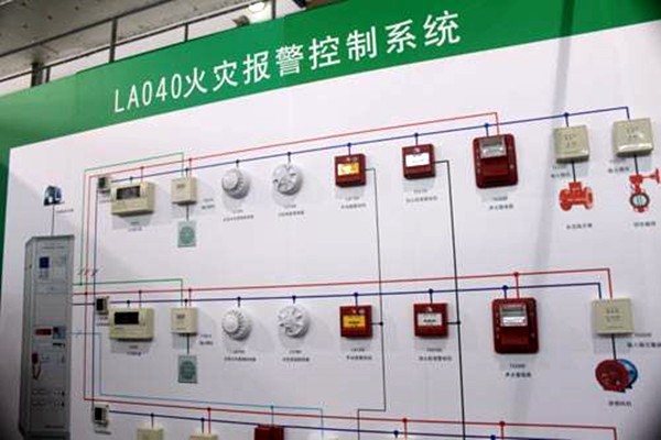 出現火警時，樓宇控制系統如何快速做出反應？