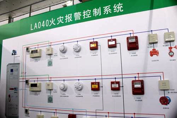 出現(xiàn)火警時(shí)，樓宇控制系統(tǒng)如何快速做出反應(yīng)？